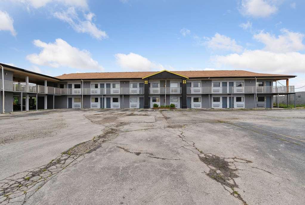 Super 8 By Wyndham Millbury/Toledo Hotel Exterior foto