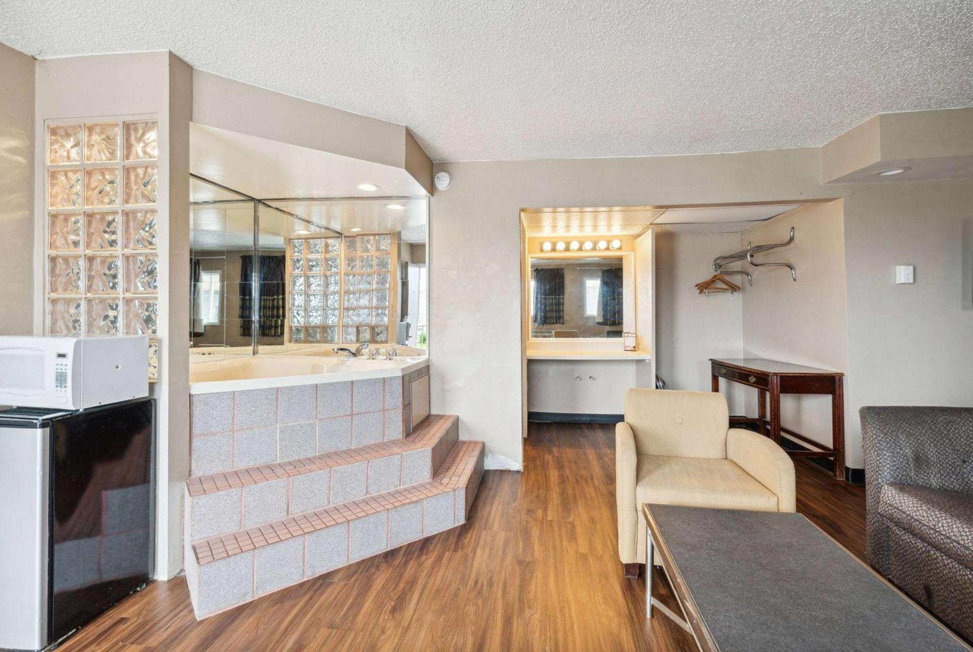 Super 8 By Wyndham Millbury/Toledo Hotel Exterior foto