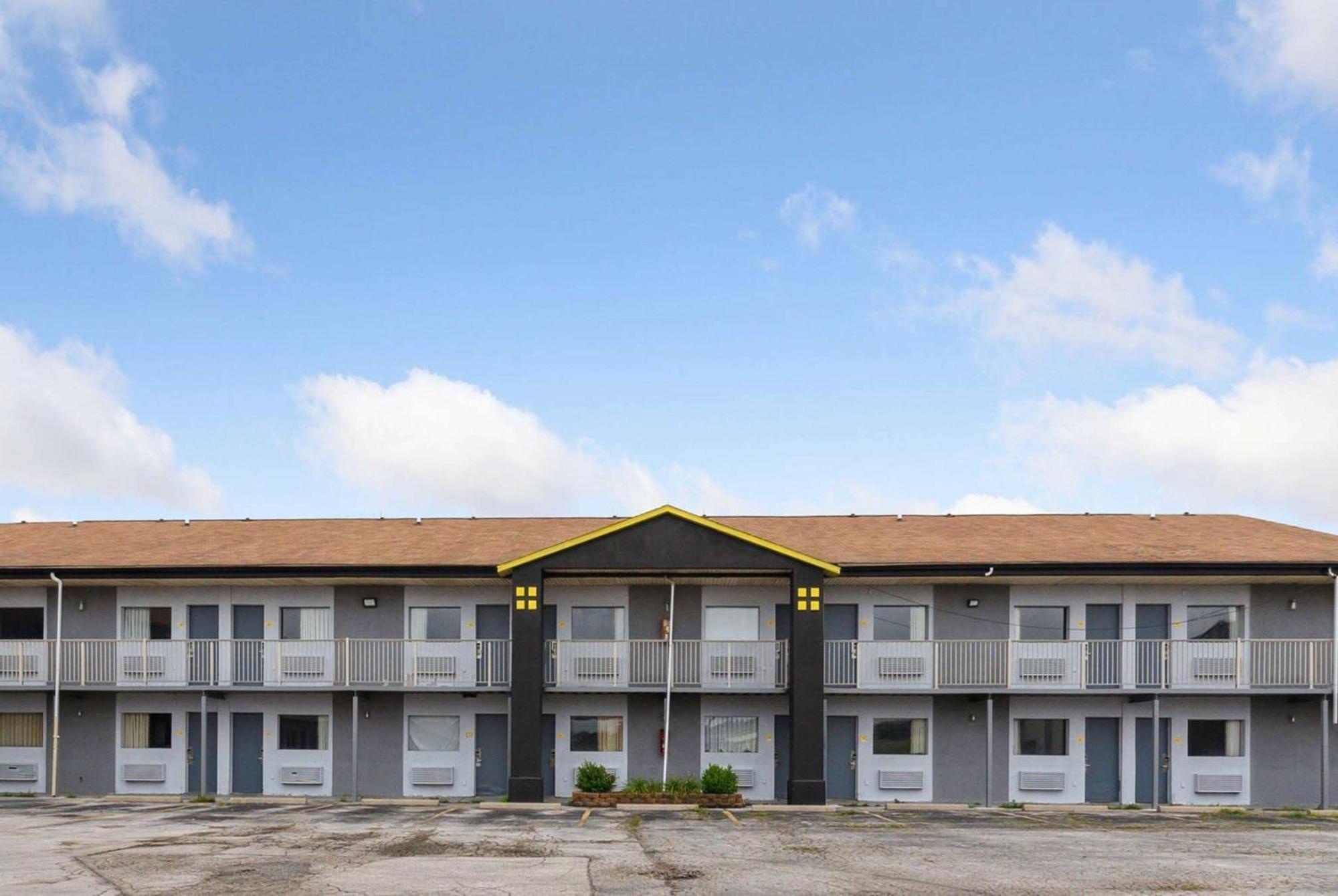 Super 8 By Wyndham Millbury/Toledo Hotel Exterior foto